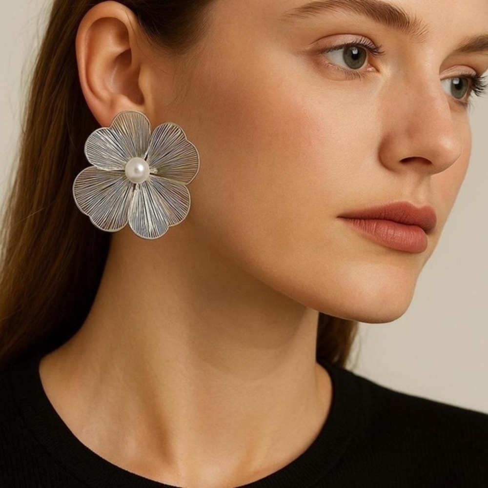 Elegant‎ Silver Wire Flower Earrings with Pearl Center Statement Studs new